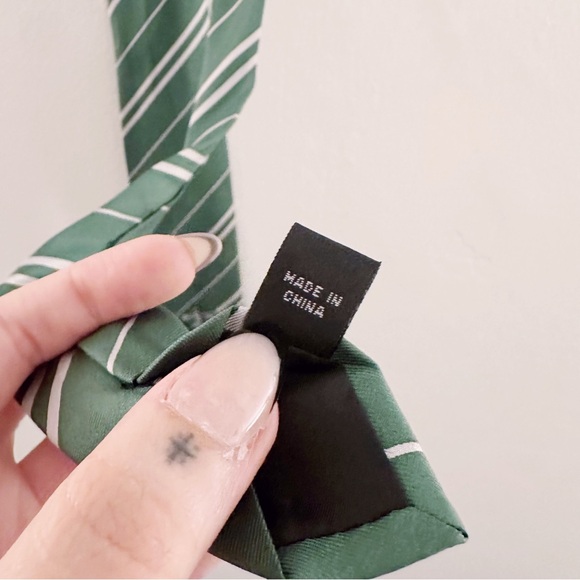 Slytherin Hogwarts Tie - Picture 7 of 8